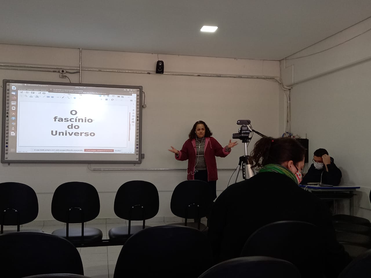 Professora Sandra Regina transmitindo aula online com o auxílio da Proatec Thais Trigo