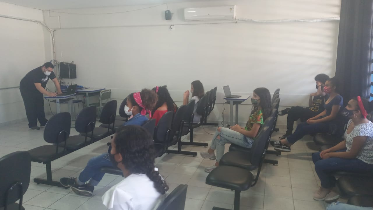 Coordenador Rafael desenvolvendo uma formação com os alunos no nosso ambiente midiático.
