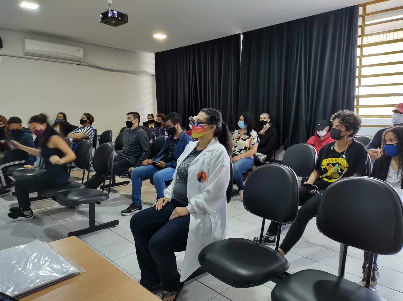 Professora Kátia Regina desenvolvendo os fazeres curriculares com os alunos do Ensino Médio