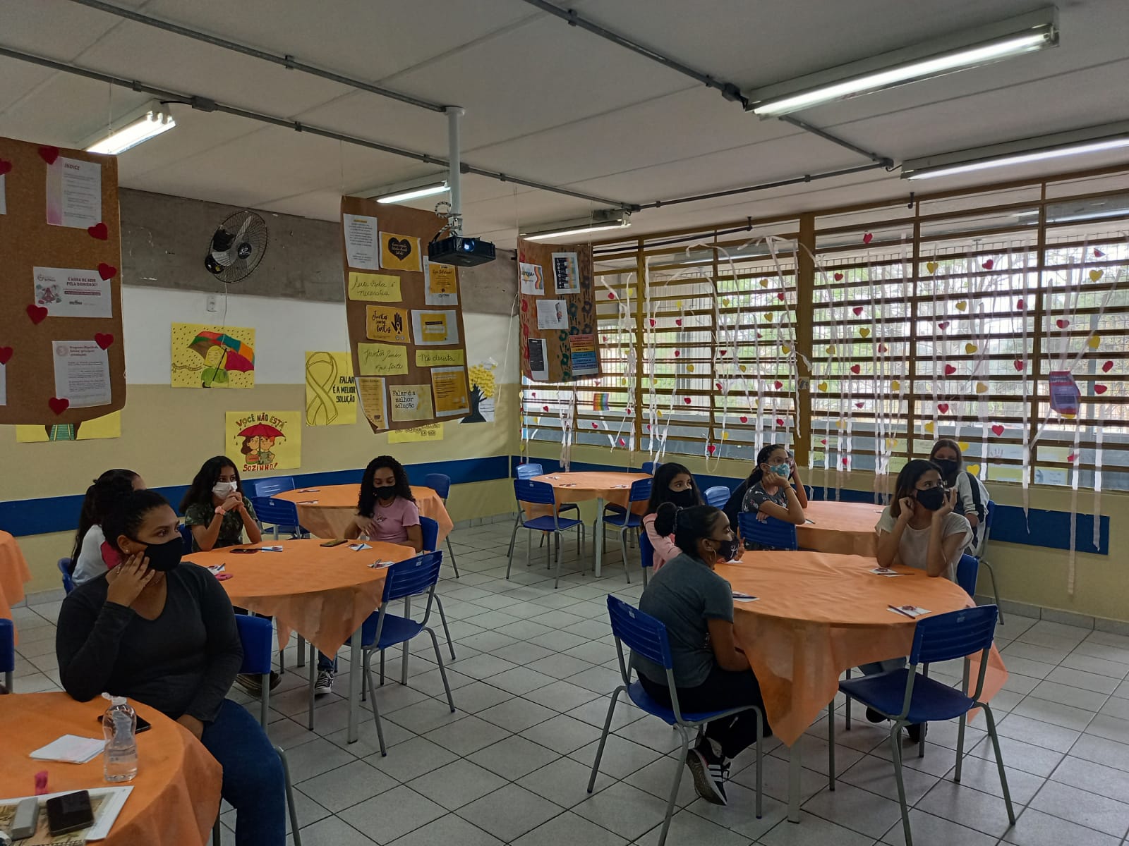 Educandos compartilham ideias sobre o respeito às diferenças e participam do programa Dignidade Íntima